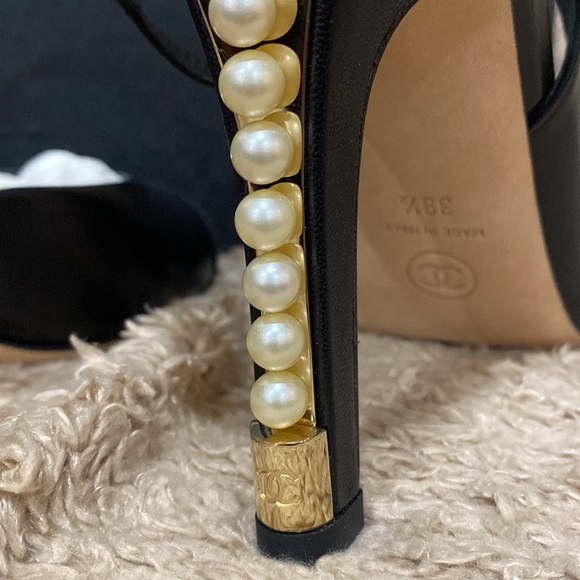 CHANEL Lambskin black pearl heels - Picture 3 of 8